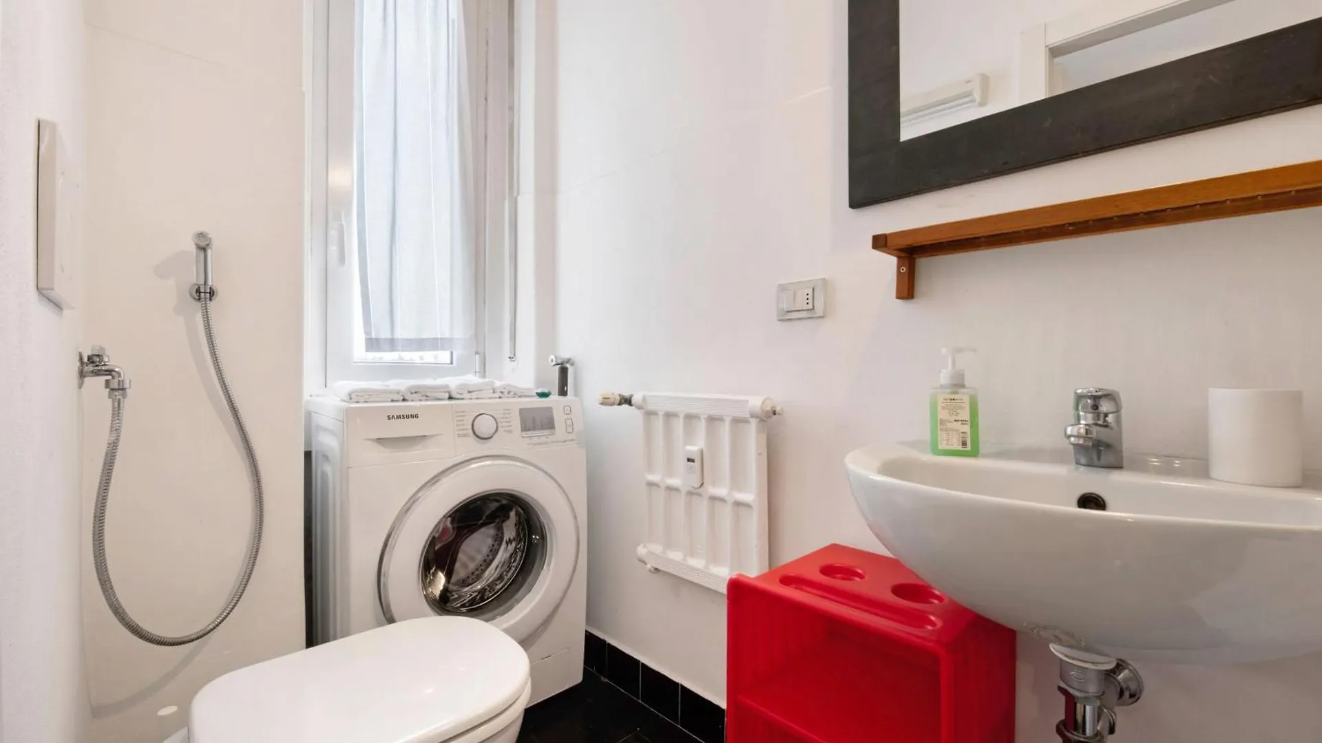 Comfy And Quiet, Great Location Apartment Milan